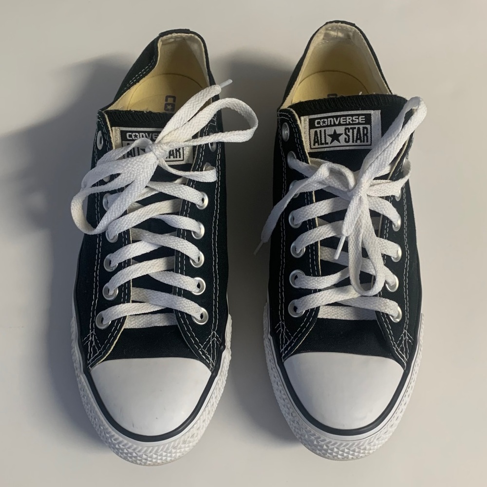 Like née black and white old school converse